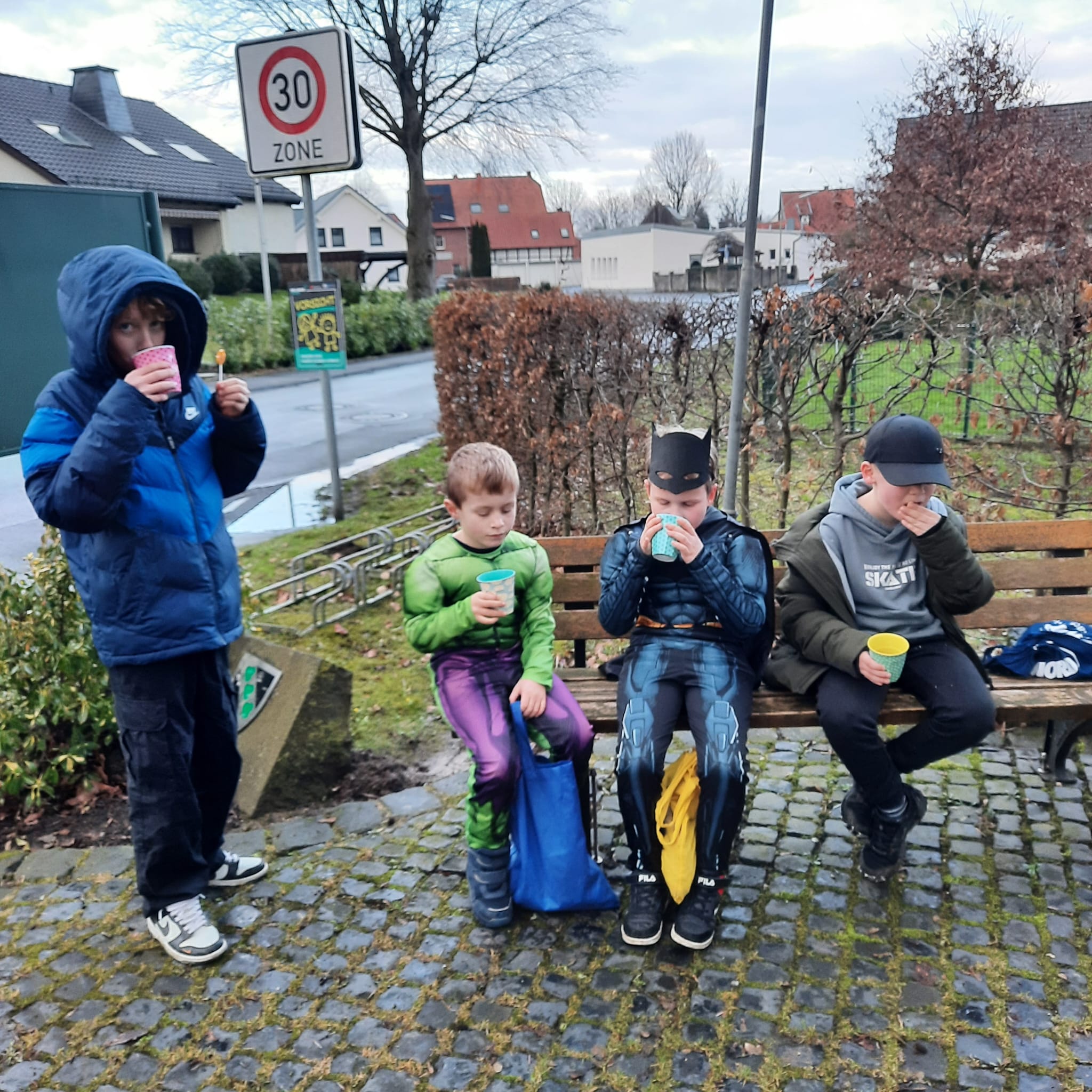 Eins, zwei, drei; ne Mettwurst oder 'n Ei!